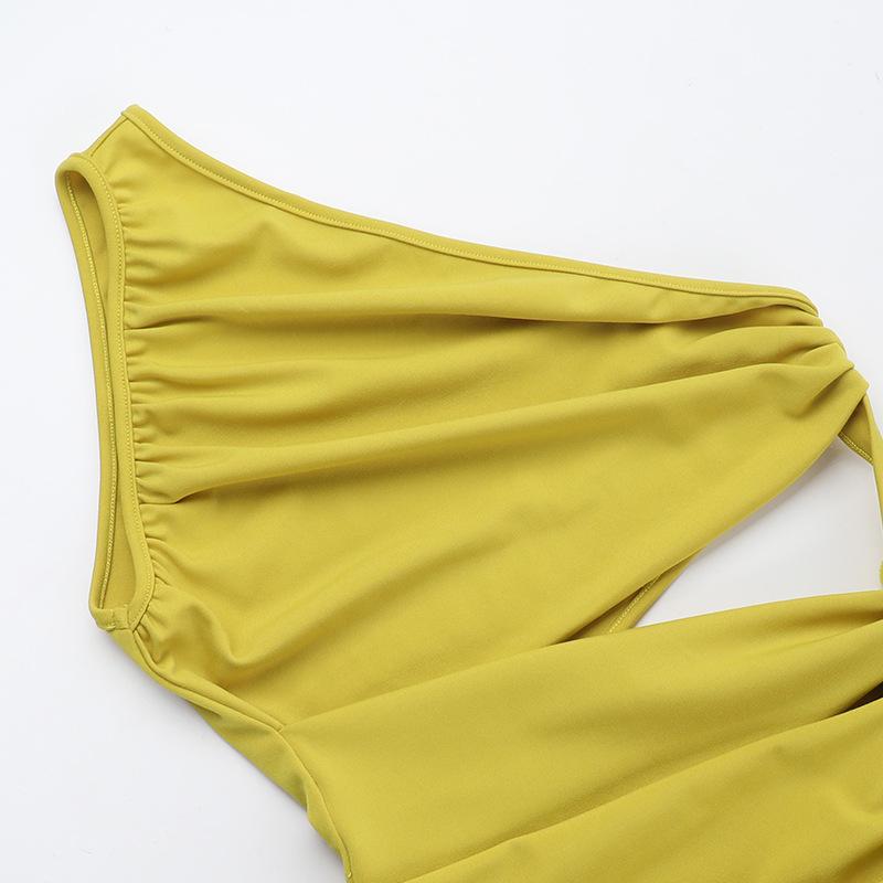 Mini-robe asymétrique froncée à fente creuse irrégulière 