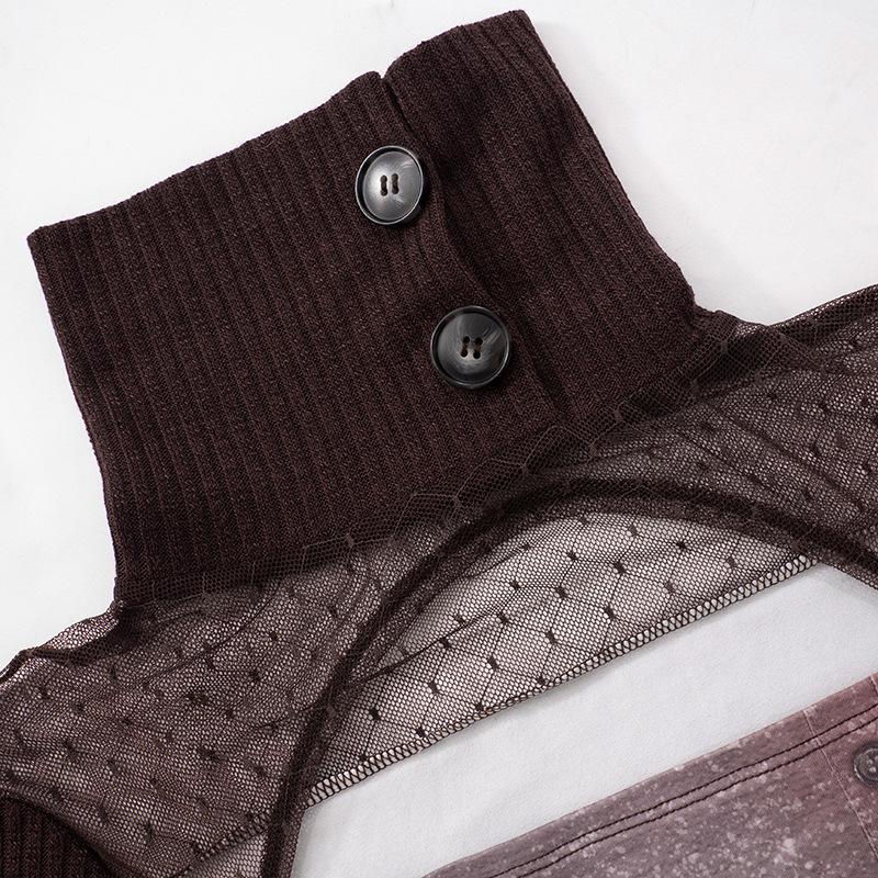 Top de manga larga con cuello alto calado y botones estampados 