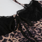 Mini-robe camisole à imprimé léopard avec col en V et ourlet en dentelle 