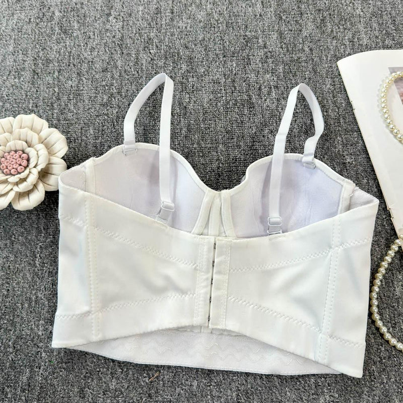 Haut camisole dos nu boutonné à col en V et perles 