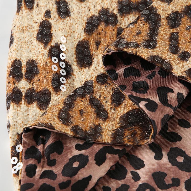 Vestido mini de tirantes con escote en V y estampado de leopardo con purpurina y espalda descubierta 