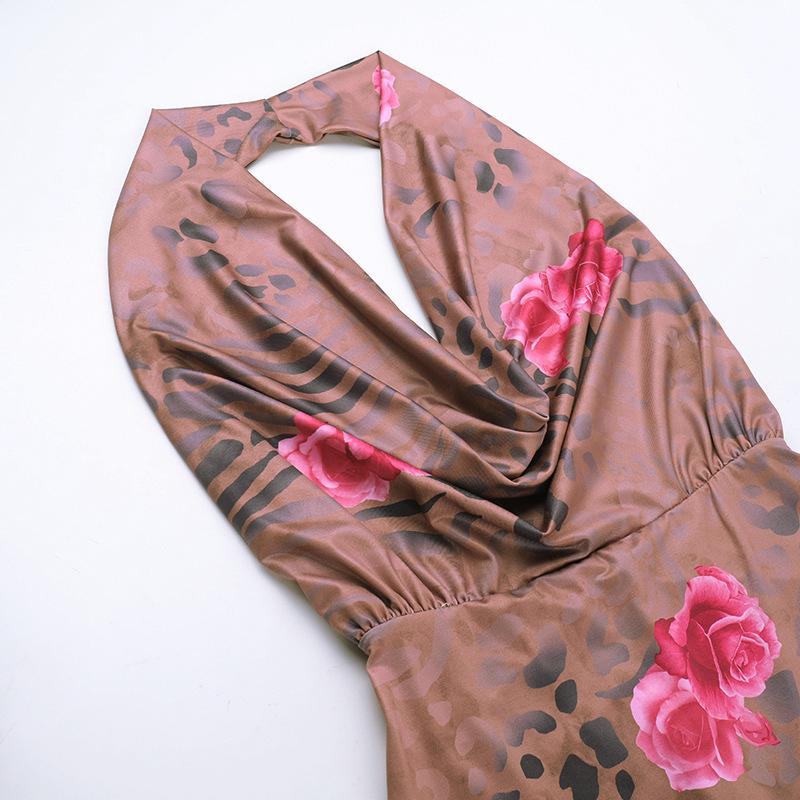 Robe longue froncée à imprimé fleuri et col bénitier 