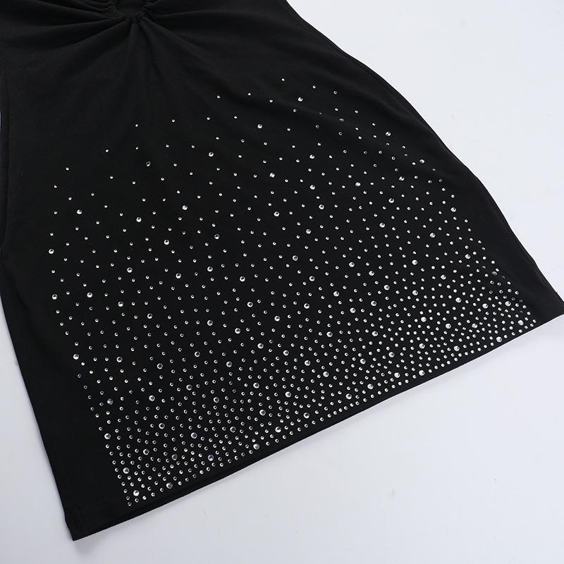 Mini-robe licou à nouer soi-même, froncée et perlée, col en V 