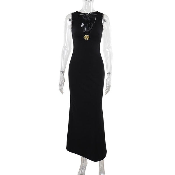 Robe longue unie à col en V profond et appliques florales 