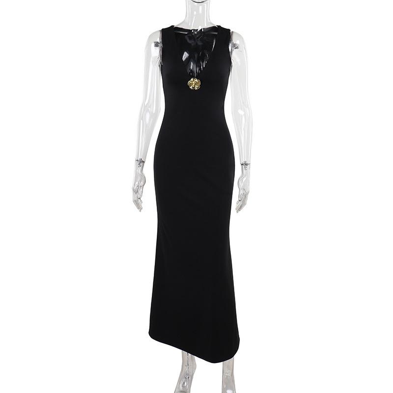 Robe longue unie à col en V profond et appliques florales 
