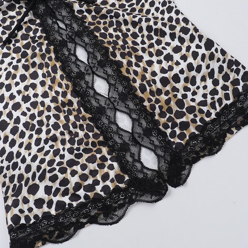 Top con escote en V calado y dobladillo de encaje con estampado de leopardo 