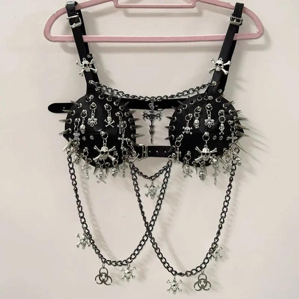 Top de tirantes con hebilla y aplique de calavera con remaches de cadena de metal 