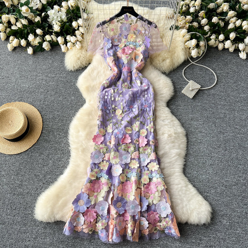 Robe longue zippée à col ras du cou et manches courtes avec broderie florale 