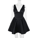 Mini-robe camisole dos nu à col en V profond et smocké 
