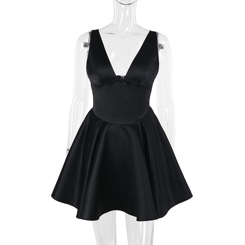Mini-robe camisole dos nu à col en V profond et smocké 
