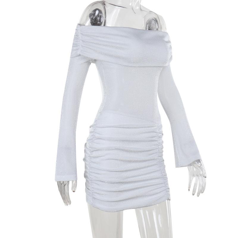 Minivestido fruncido de manga larga con hombros descubiertos 
