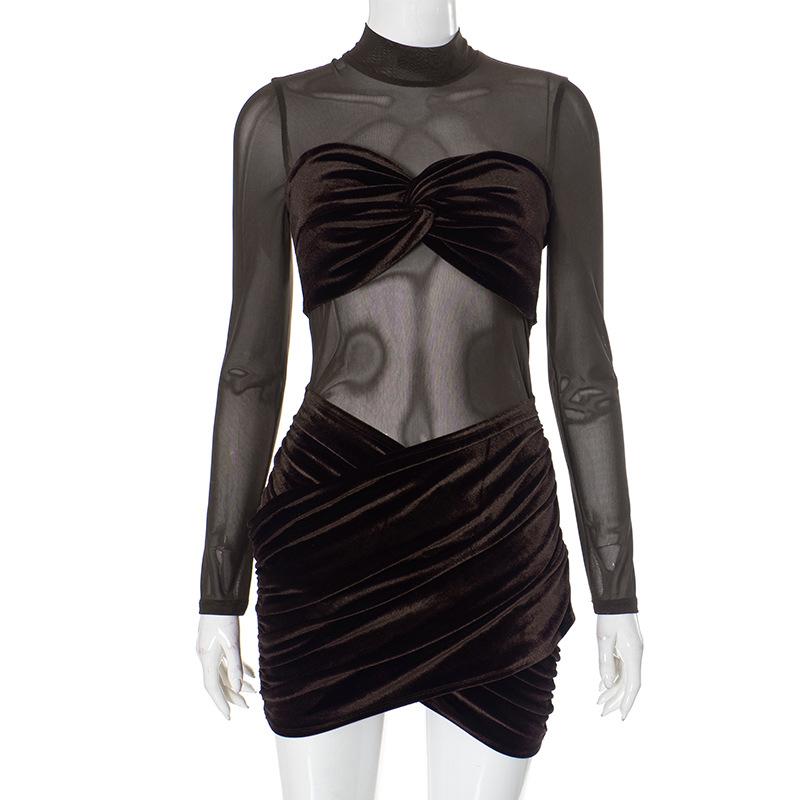 Mini-robe froncée en velours à manches longues et col haut 