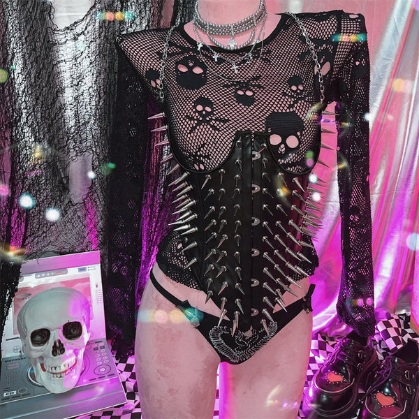 Top de tirantes de cuero sintético con aplique de remache y cadena de metal y hebilla 