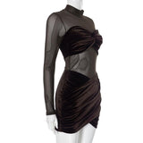 Mini-robe froncée en velours à manches longues et col haut 