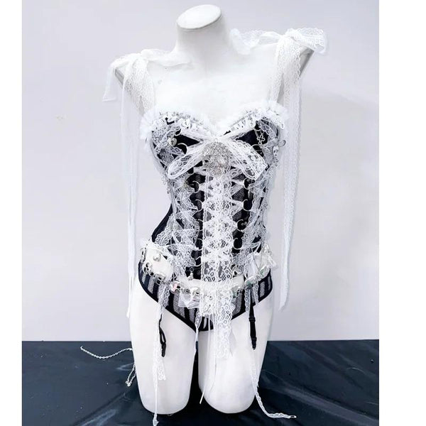 Haut à lacets avec ourlet en dentelle et appliques de crâne, col en V et nœud 