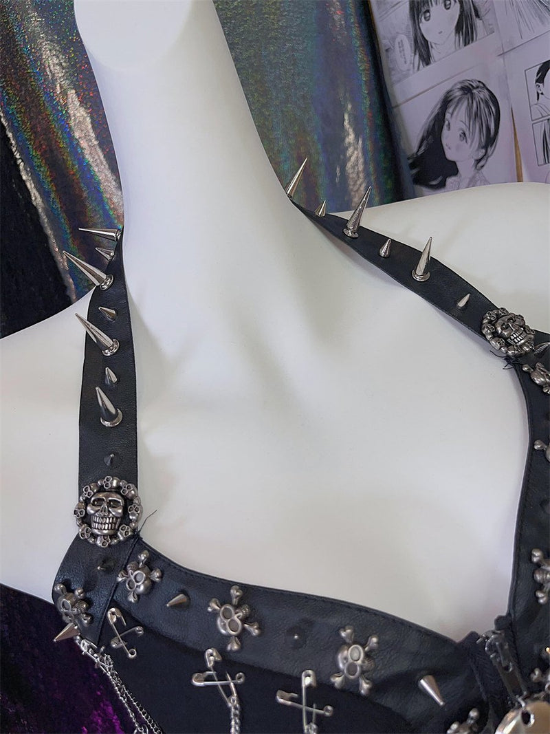 Top con cuello en V, cierre de cremallera y cadena metálica con aplique de calavera 