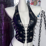 Top de cuero sintético con cuello halter, cordones y apliques de calavera con cadena metálica 