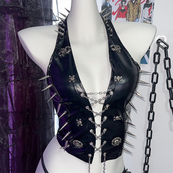 Top de cuero sintético con cuello halter, cordones y apliques de calavera con cadena metálica 