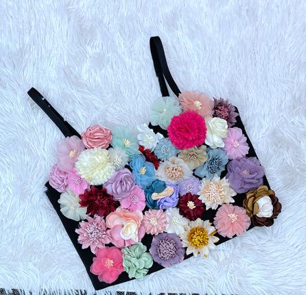 Top camisola en contraste con botones y cuello en V con apliques de flores 