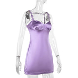 Mini-robe caraco froncée avec appliques de fleurs et col en V 