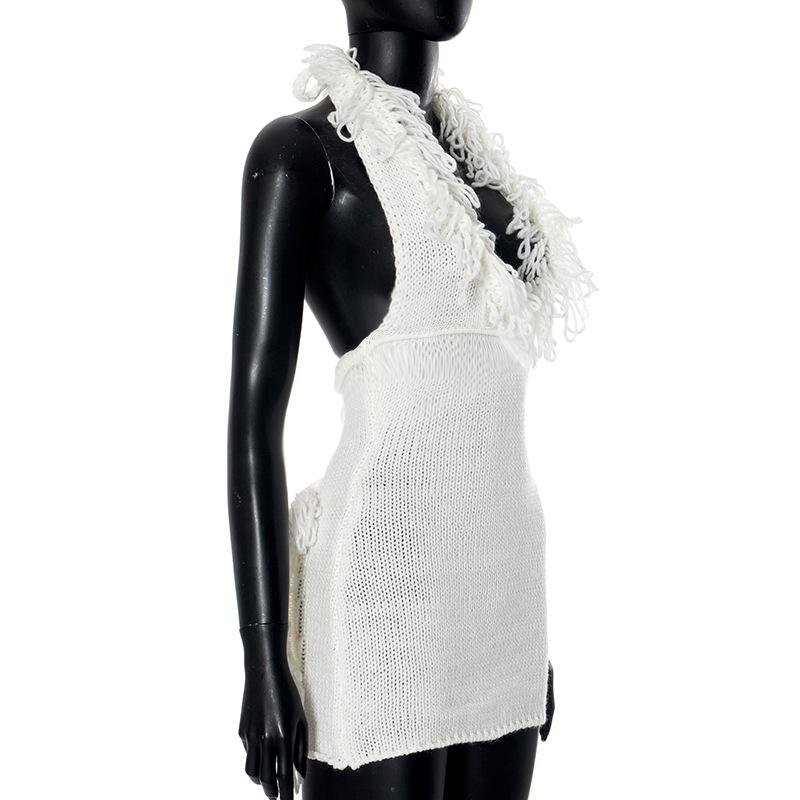Mini-robe dos nu en tricot à nouer soi-même avec pompons 