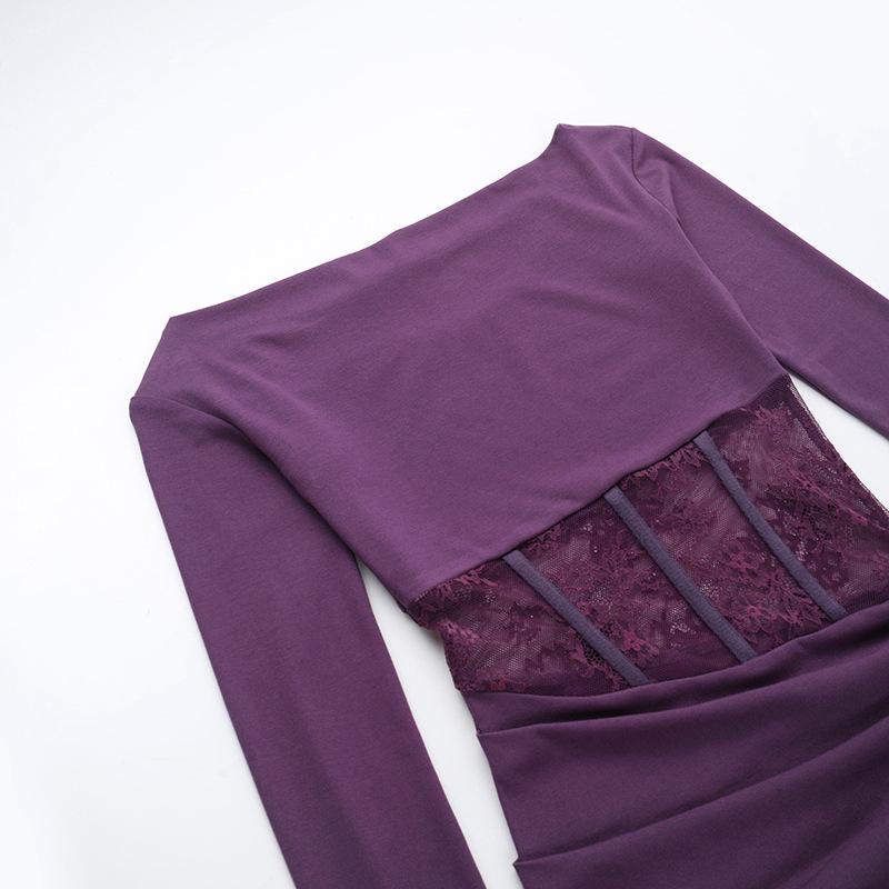 Mini-robe en dentelle froncée à manches longues et épaules dénudées avec cordon de serrage 