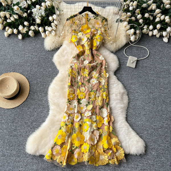 Robe longue zippée à col ras du cou et manches courtes avec broderie florale 