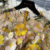 Robe longue zippée à col ras du cou et manches courtes avec broderie florale 