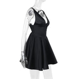 Mini-robe camisole dos nu à col en V profond et smocké 