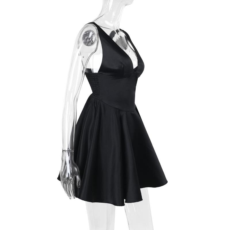 Mini-robe camisole dos nu à col en V profond et smocké 
