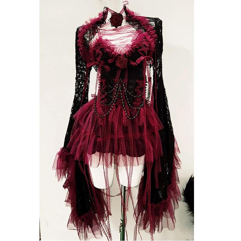 Mini-robe froncée à volants et manches longues avec appliques de fleurs 
