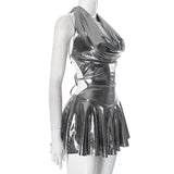 Minivestido metalizado con cuello halter, espalda descubierta y lazo 