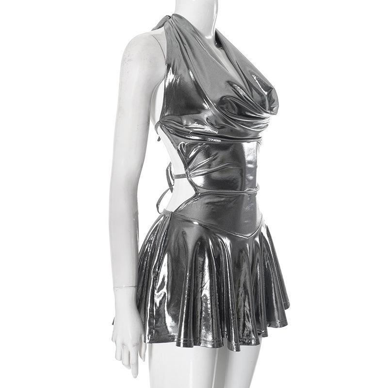 Minivestido metalizado con cuello halter, espalda descubierta y lazo 