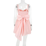 Robe courte froncée à col en V et nœud papillon 