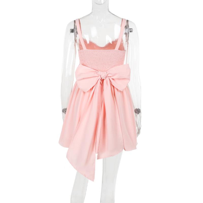 Robe courte froncée à col en V et nœud papillon 