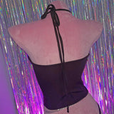 Top de cuello en V con cadena de metal y cuero sintético con lazo tipo halter 
