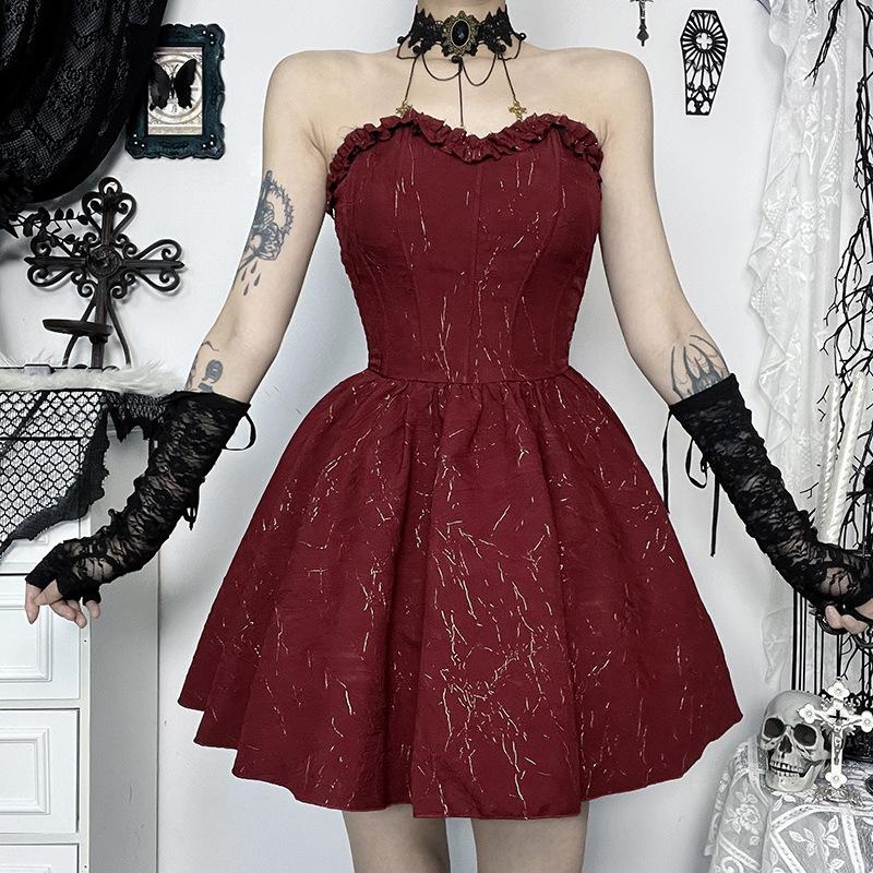 Mini-robe à volants froncés et décolleté en cœur avec corset froncé 