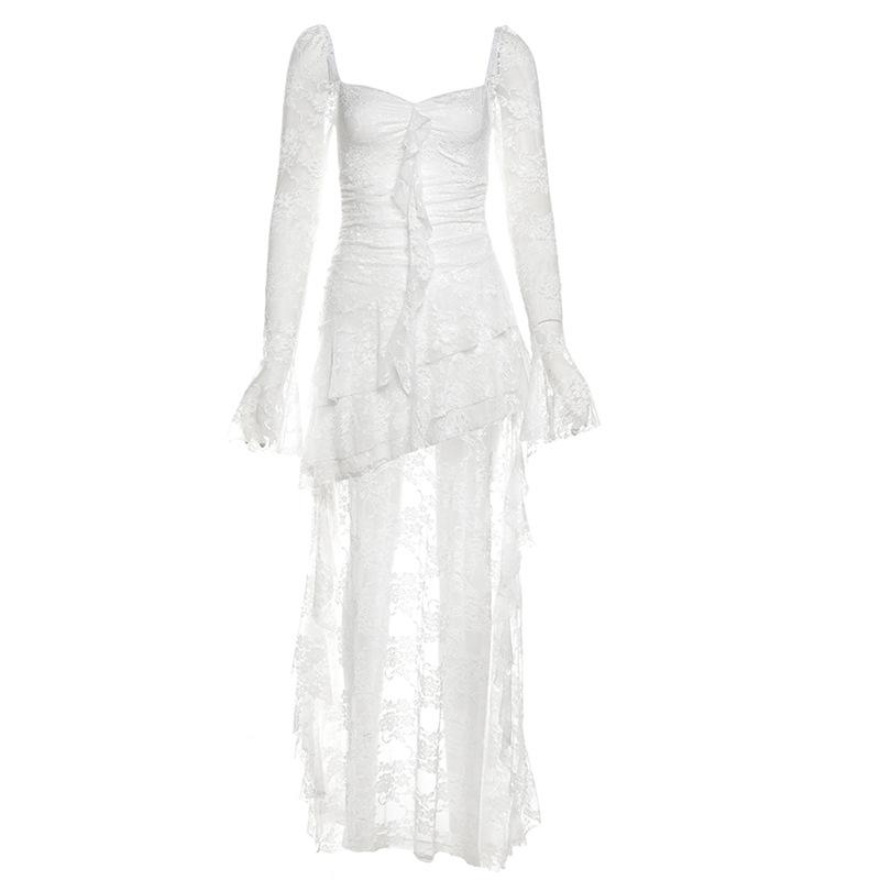 Mini-robe en dentelle à manches longues évasées et col en V irrégulier 