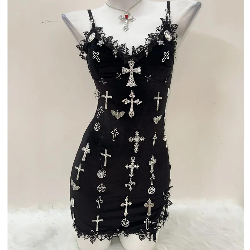 Mini-robe camisole à col en V et nœud papillon avec appliques croisées 