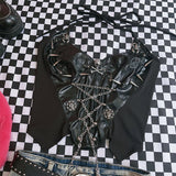 Top de cuello en V con cadena de metal y cuero sintético con lazo tipo halter 