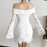 Mini-robe en dentelle à plumes et manches longues évasées à épaules dénudées 