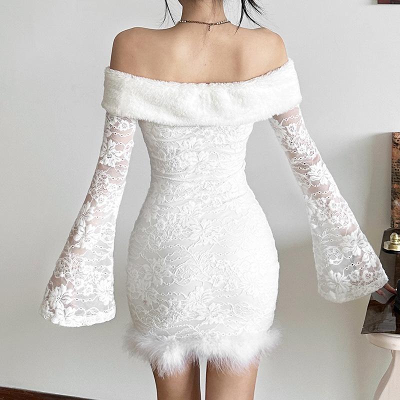 Mini-robe en dentelle à plumes et manches longues évasées à épaules dénudées 
