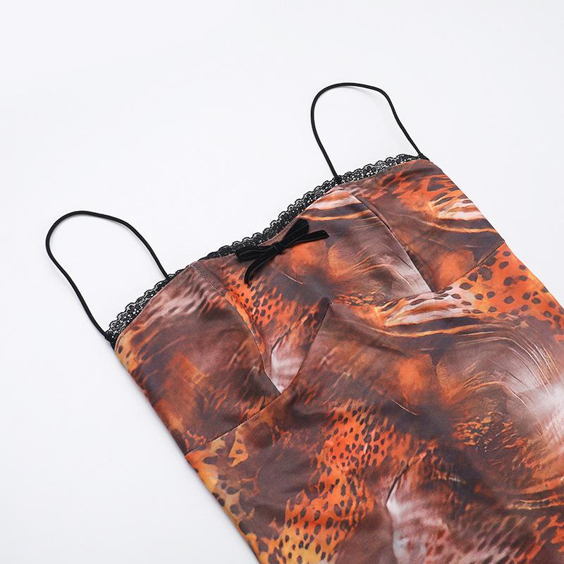 Robe midi camisole fendue à imprimé léopard et ourlet en dentelle avec nœud papillon 