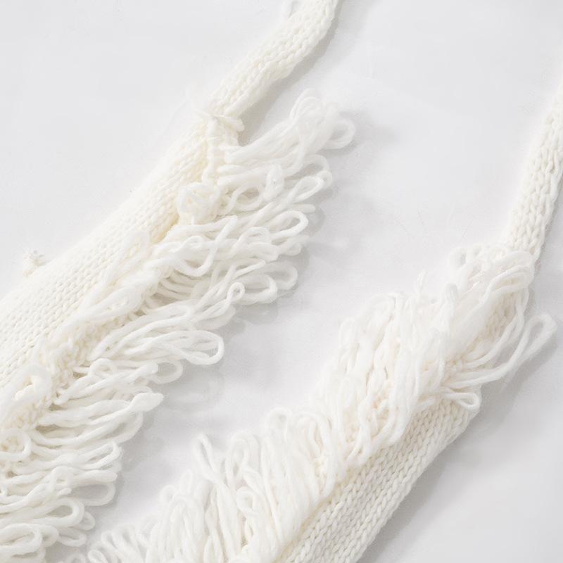 Mini-robe dos nu en tricot à nouer soi-même avec pompons 