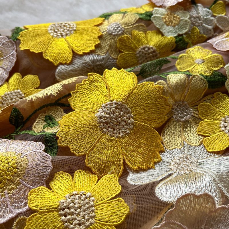 Robe longue zippée à col ras du cou et manches courtes avec broderie florale 