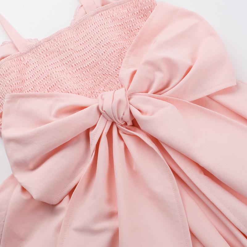Robe courte froncée à col en V et nœud papillon 