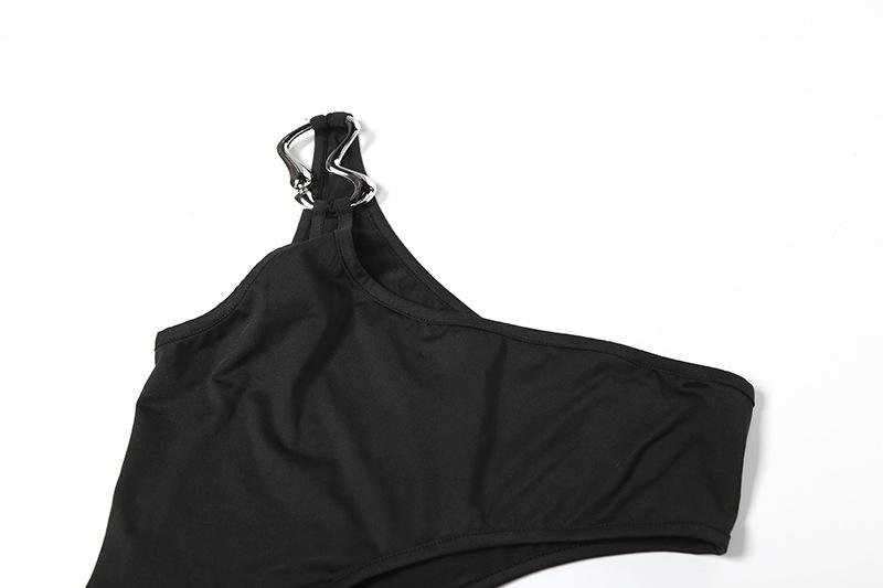 Robe longue irrégulière à une épaule, ajourée et fendue haute 