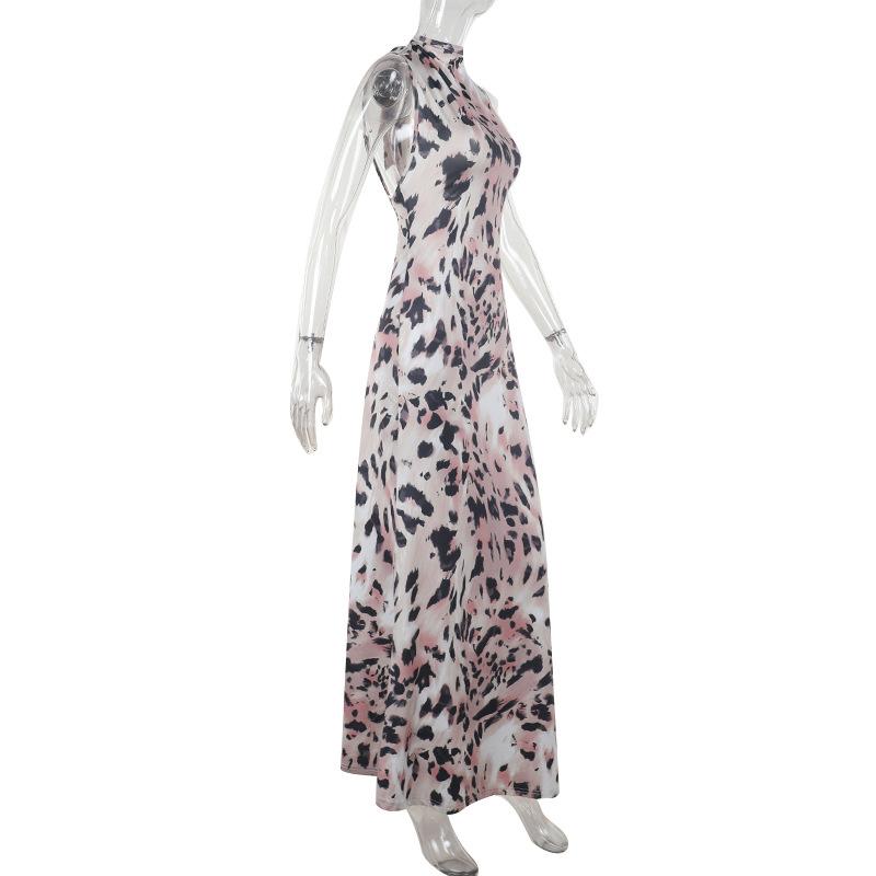Vestido largo sin espalda y cuello alto con estampado de leopardo 