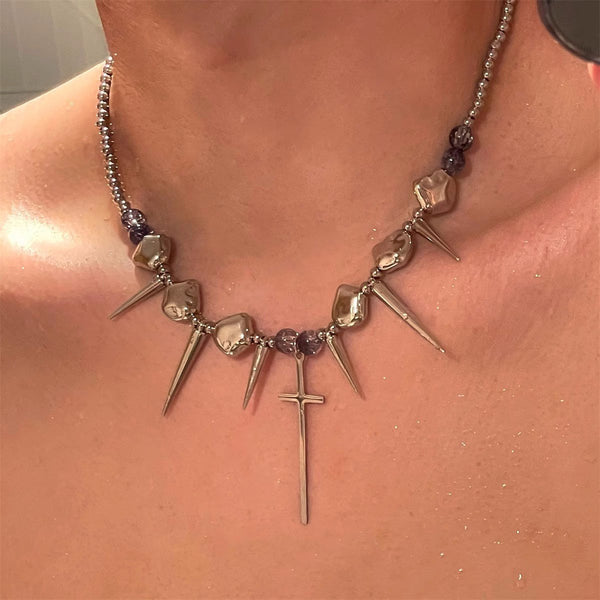 Collier ras du cou en métal avec rivets en croix argentée