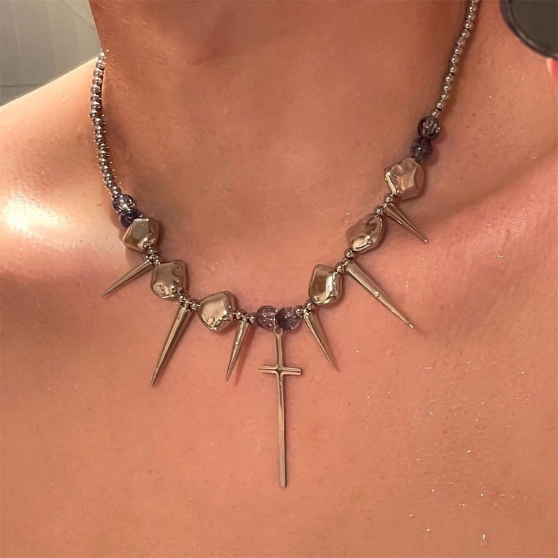Collier ras du cou en métal avec rivets en croix argentée